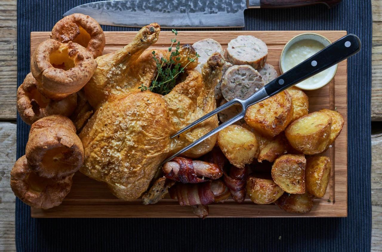 The Mitre, Hampton Court Hotel Kingston upon Thames  Bagian luar foto Sunday roast