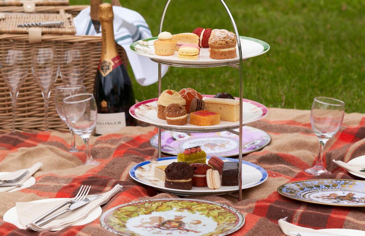The Mitre, Hampton Court Hotel Kingston upon Thames  Bagian luar foto A picnic