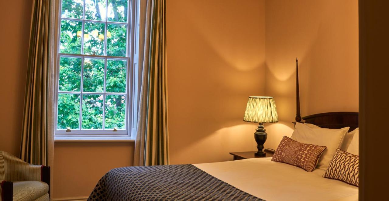 The Mitre, Hampton Court Hotel Kingston upon Thames  Bagian luar foto A bedroom at the hotel