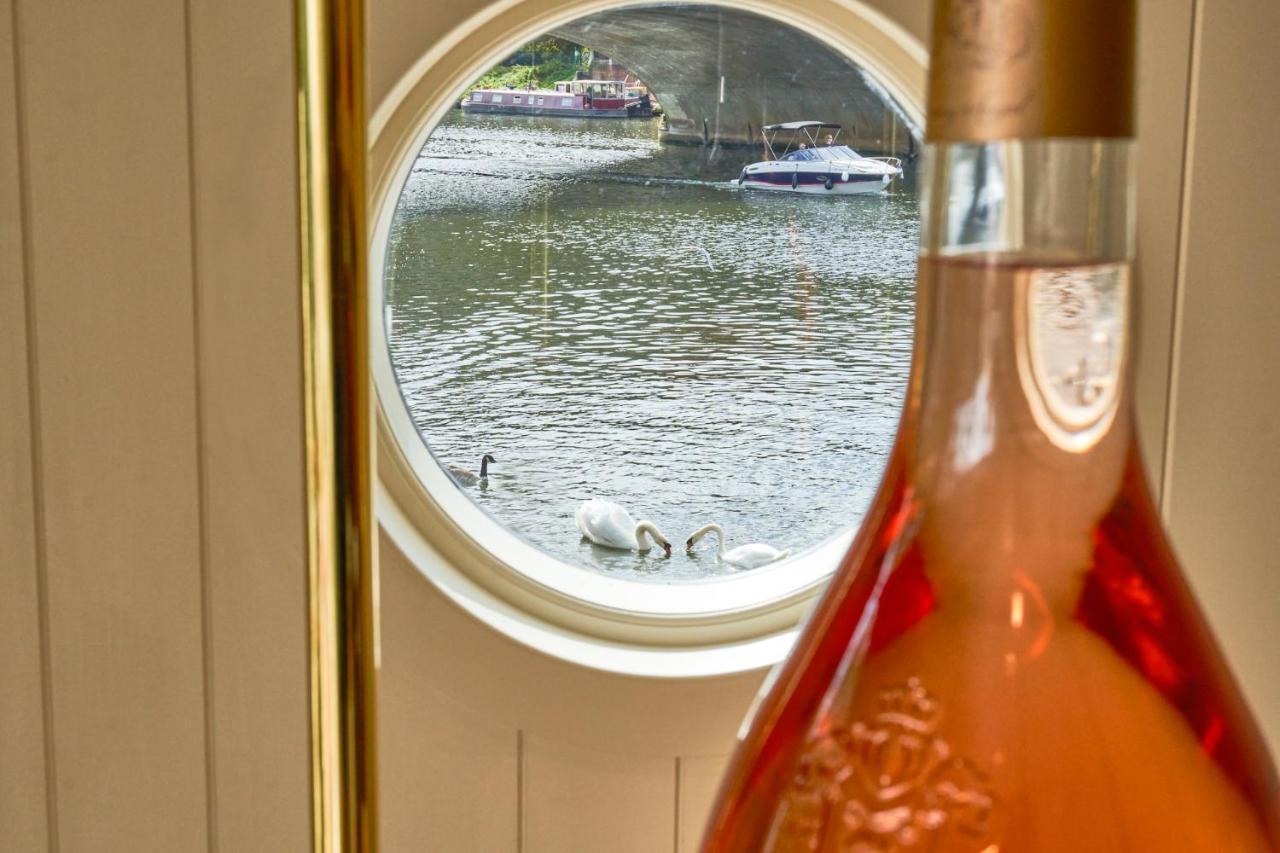 The Mitre, Hampton Court Hotel Kingston upon Thames  Bagian luar foto A view of the River Thames from the window of a bedroom at The Swan