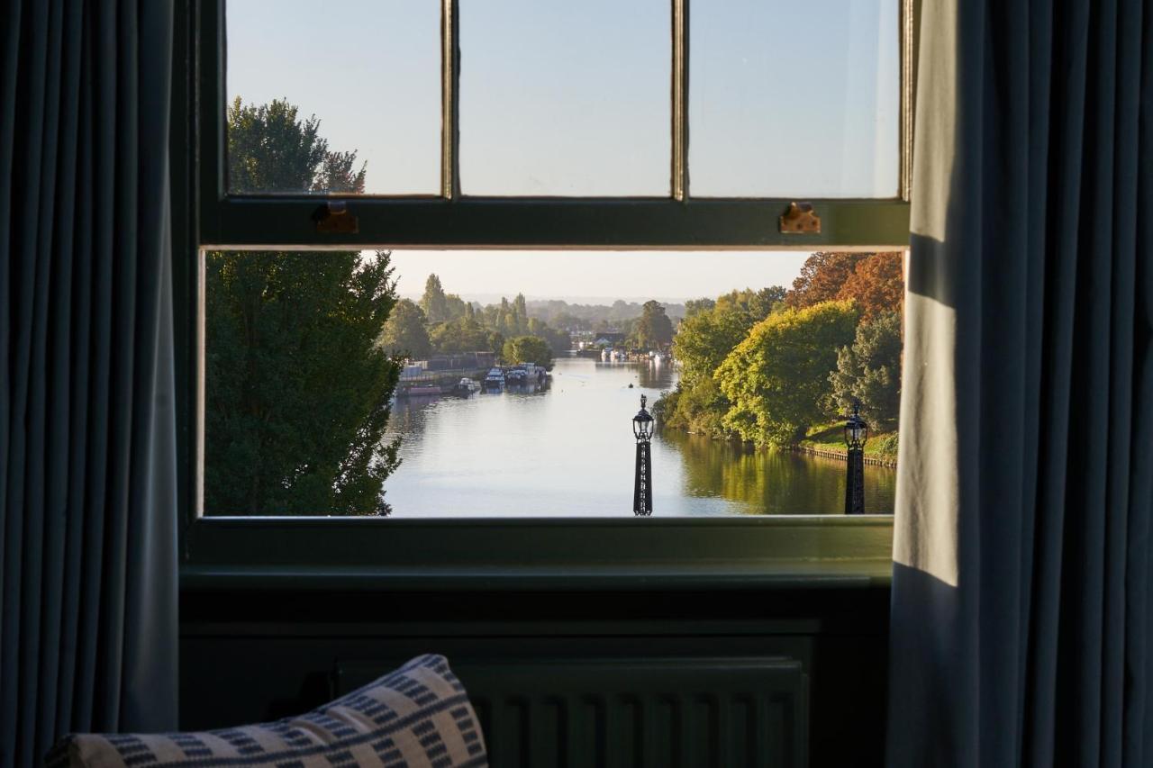 The Mitre, Hampton Court Hotel Kingston upon Thames  Bagian luar foto View of the River Thames from the window of a room at the hotel