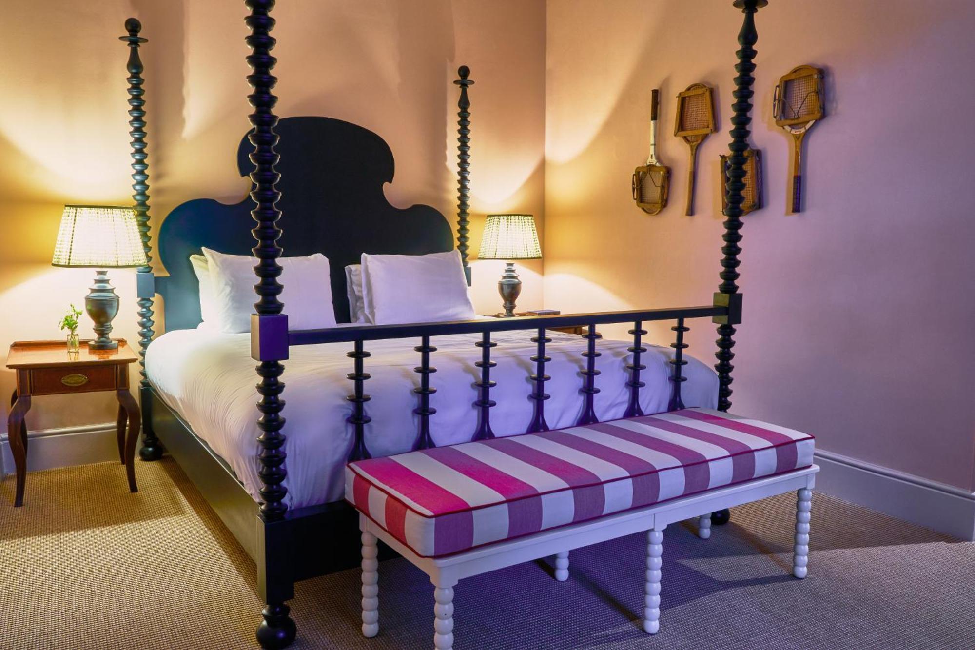 The Mitre, Hampton Court Hotel Kingston upon Thames  Bagian luar foto A guest room at the Hotel du Pont
