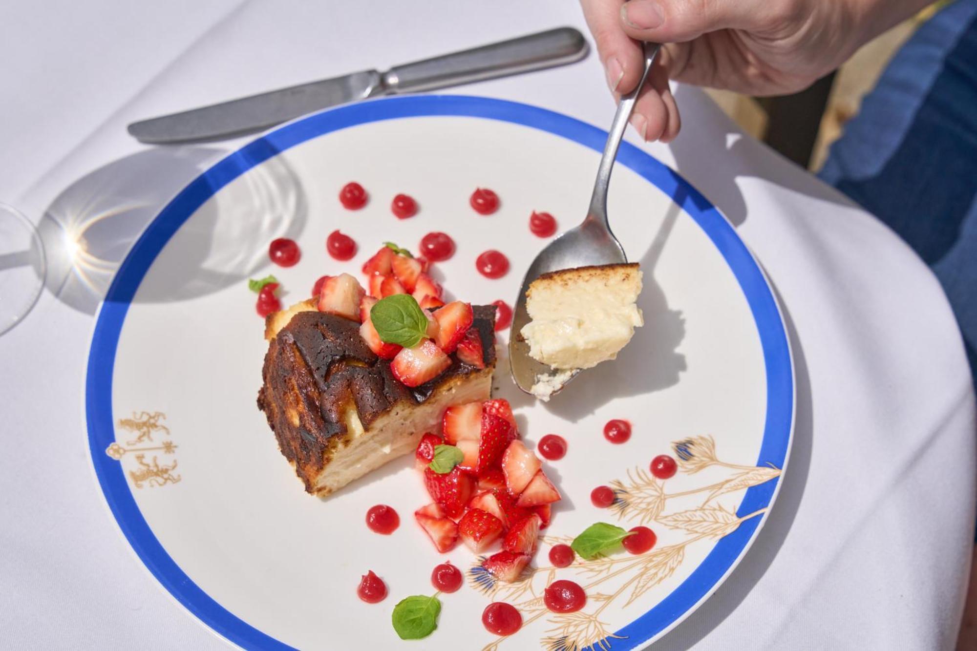 The Mitre, Hampton Court Hotel Kingston upon Thames  Bagian luar foto A person eating a dessert with a spoon