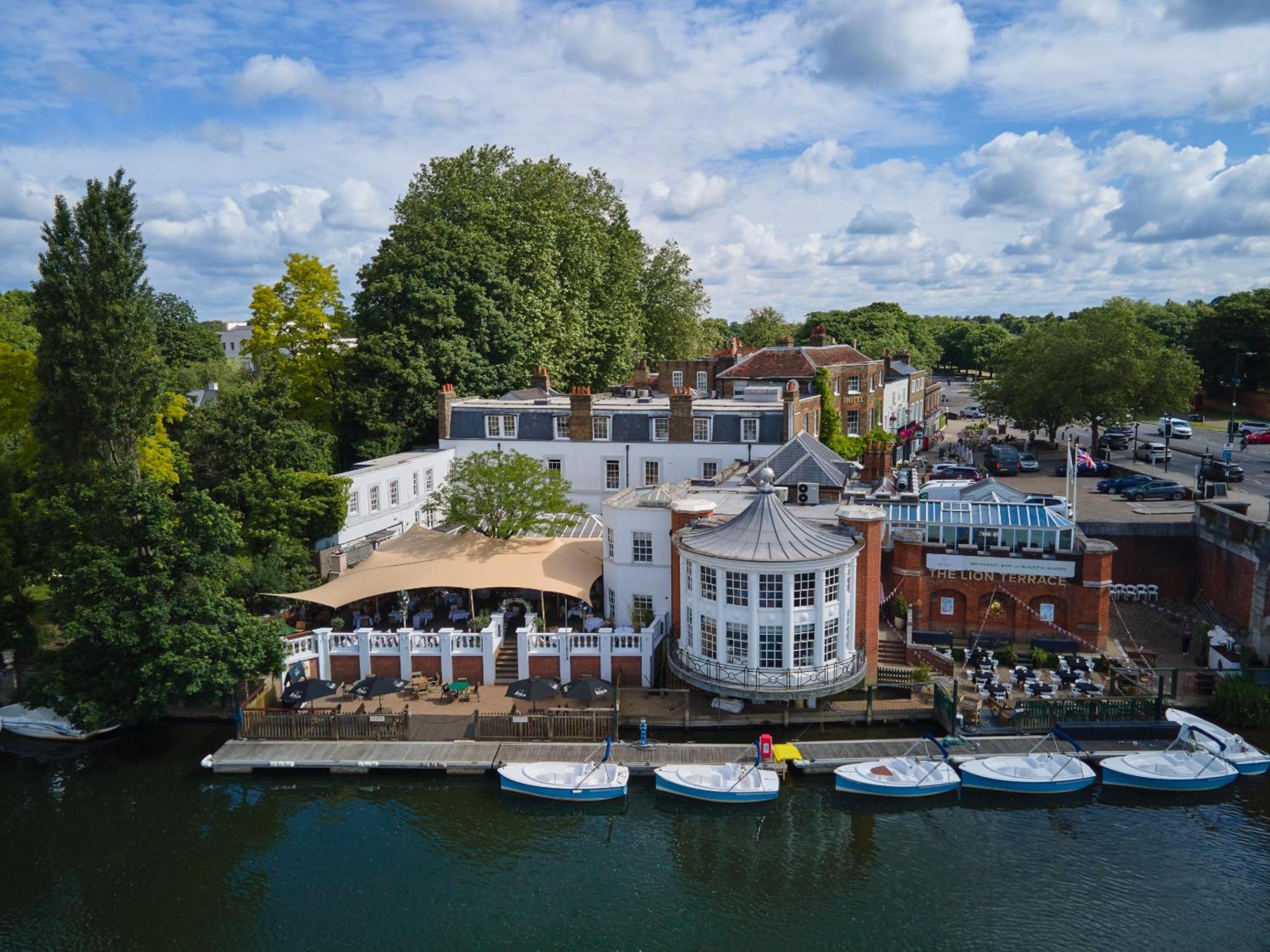 The Mitre, Hampton Court Hotel Kingston upon Thames  Bagian luar foto The River Wey at Farnham