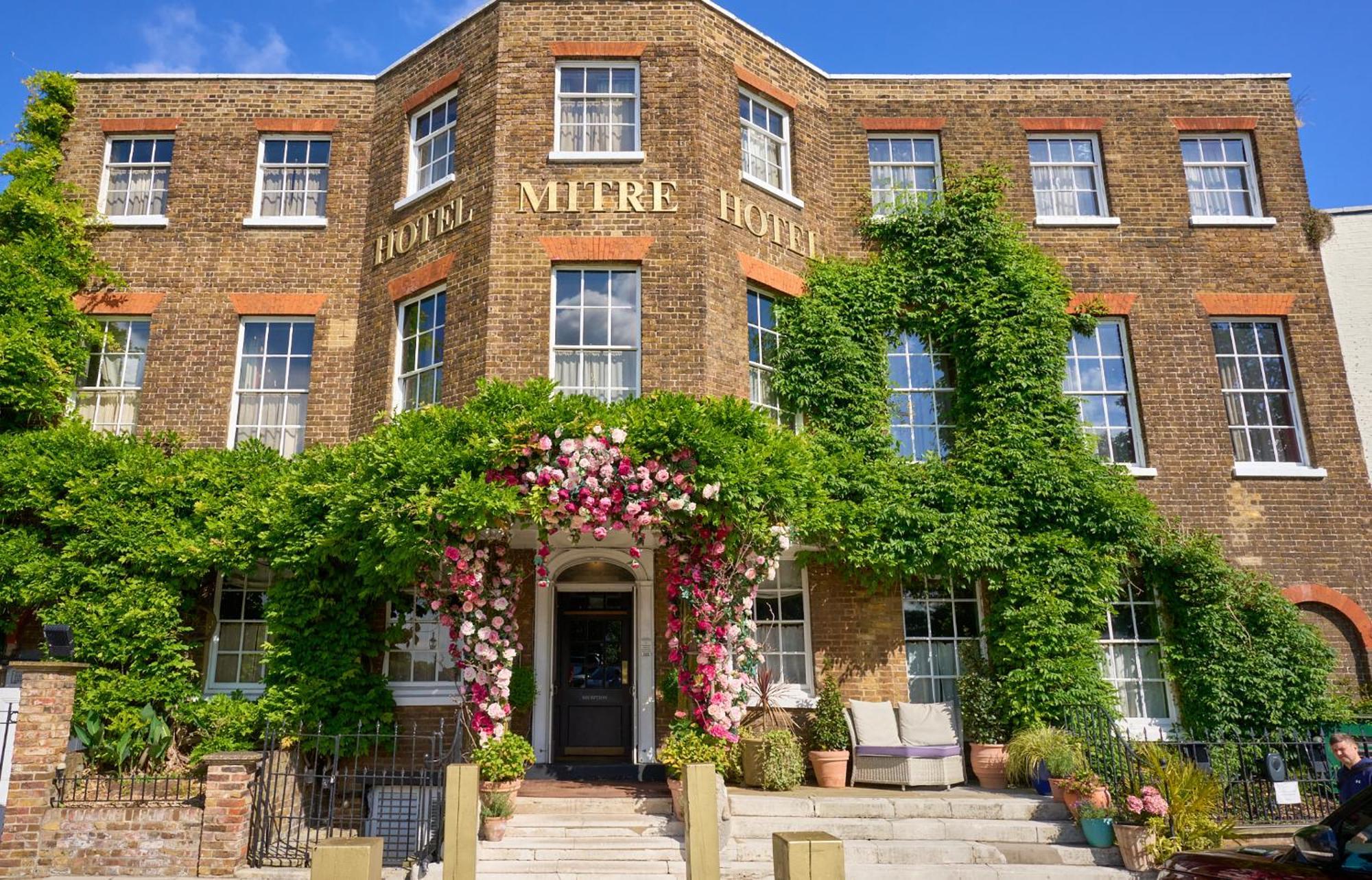 The Mitre, Hampton Court Hotel Kingston upon Thames  Bagian luar foto The hotel in 2014