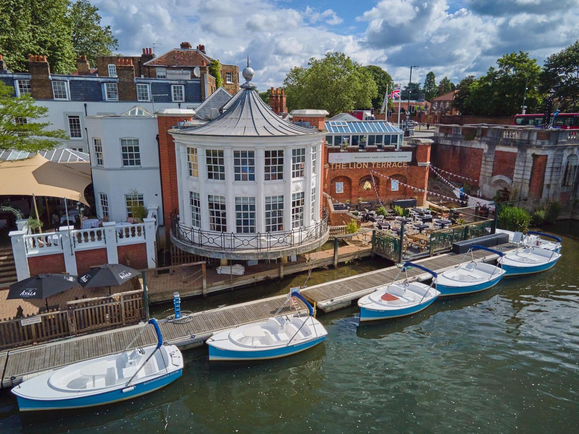 The Mitre, Hampton Court Hotel Kingston upon Thames  Bagian luar foto The River Wey at the centre of Farnham