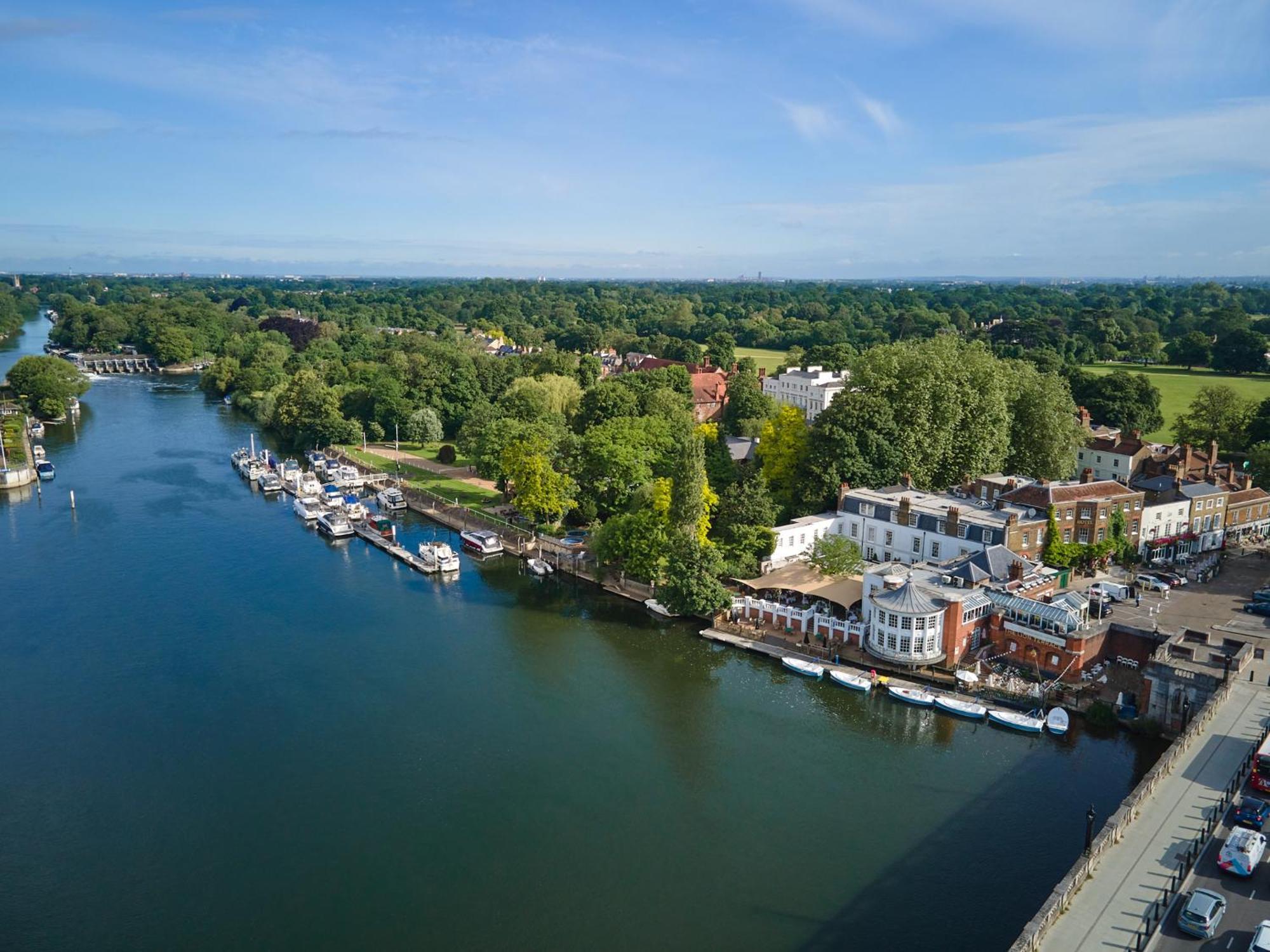 The Mitre, Hampton Court Hotel Kingston upon Thames  Bagian luar foto The River Wey at Farnham