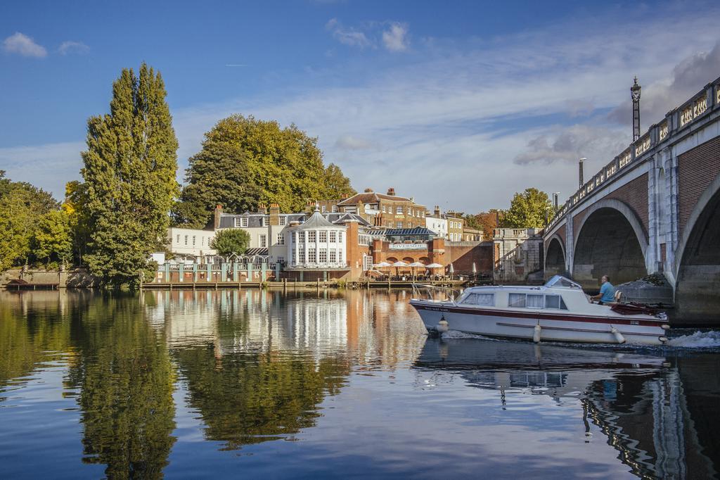 The Mitre, Hampton Court Hotel Kingston upon Thames  Bagian luar foto The River Wey at Farnham